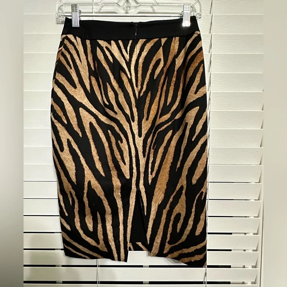 🛍️ White H Black M animal print skirt size O measurements posted.excellent.